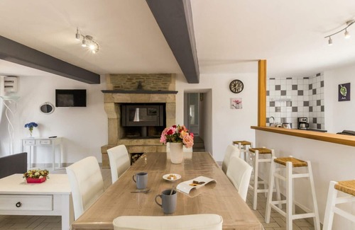 Montaigu-la-Brisette Cottage | *Charming Cottage, Near St Vaast la Hougue, Pet-Friendly, Private Yard, WiFi, Fireplace*