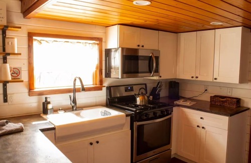 Carthage Cabin | Charming Cabin With Patio/Hot tub Overlooking Pond
