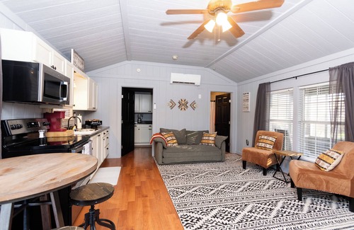 Belton Cabin | Charming cabin with WiFi and AC in delightful Belton