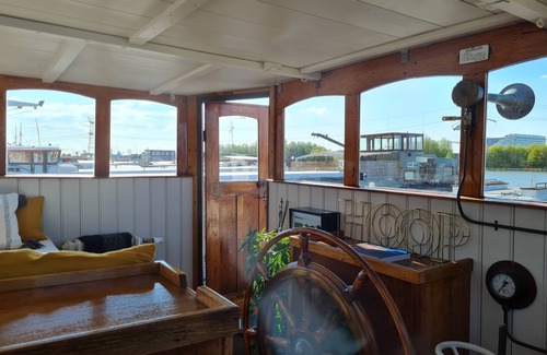 Amsterdam East Boat Rental | Charming captain's cabin on the historic ship De Hoop