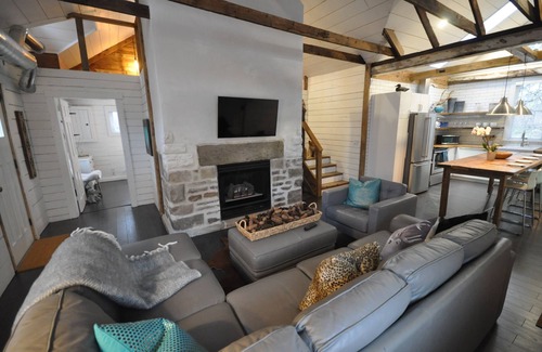 Niagara Falls Cottage | Charming Carriage House in Niagara's Wine Country
