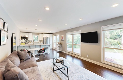 Loring Heights House | Charming centrally located home full of color with full kitchen, W/D, & AC