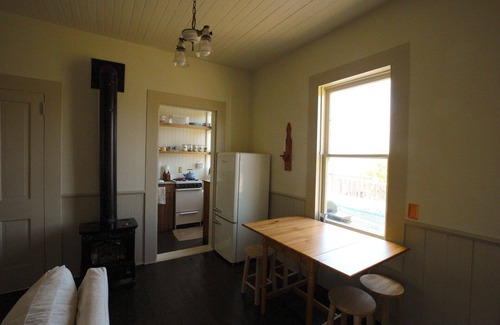 Albion Cottage | Charming centrally-located 3-bedroom cottage on the coast with Albion river view