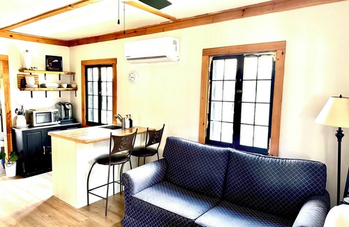 Crystal Beach Cottage | Charming Century-Old Beach House – Perfect for Families & Travelers!