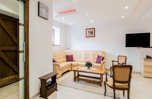 Beauraing Cottage | Charming chalet in Beauraing with fenced garden