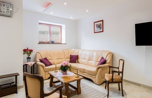 Beauraing Cottage | Charming chalet in Beauraing with fenced garden
