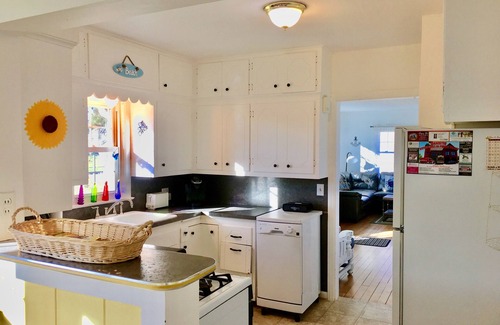 Manistee House | Charming Cherry Street Cottage. Golf And Beach.