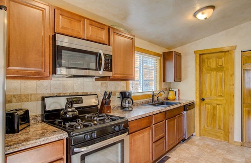 Green Mountain Falls House | Charming Cottage with HOT TUB & EV Charger