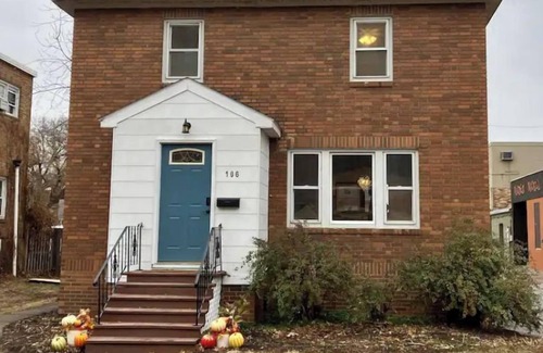Marshall House | Charming & convenient house in downtown Marshall
