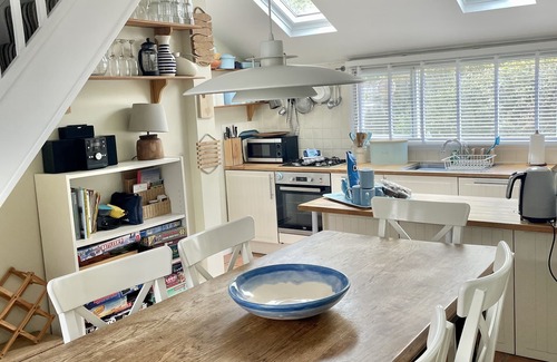 Reydon Cottage | Charming Cosy Cottage, pretty large garden, 10-15 min walk to beach & Southwold