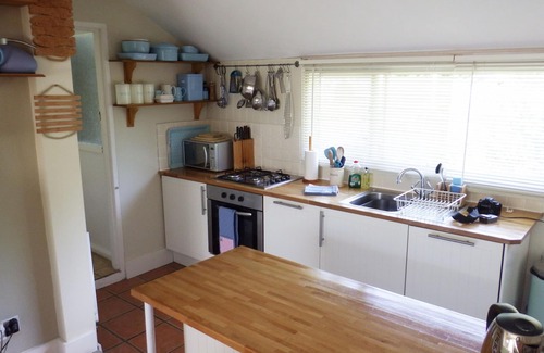Reydon Cottage | Charming Cosy Cottage, pretty large garden, 10-15 min walk to beach & Southwold