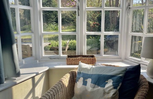 Reydon Cottage | Charming Cosy Cottage, pretty large garden, 10-15 min walk to beach & Southwold