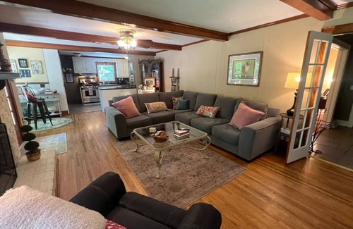 Anderson House | Charming Cottage House in amazing location! Sleeps 8!
