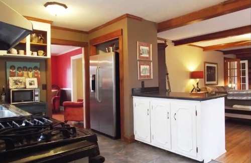 Anderson House | Charming Cottage House in amazing location! Sleeps 8!