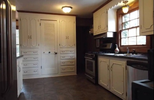 Anderson House | Charming Cottage House in amazing location! Sleeps 8!