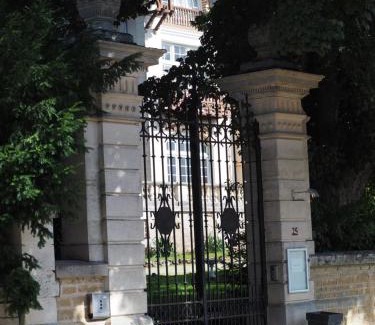 Mont-Saint-Jean House | Charming Cottage in Chateau les Roches gardens