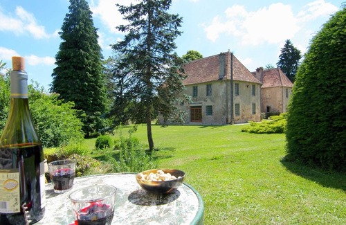 Le Chalard Cottage | Charming Cottage in Ladignac-le-Long with Garden