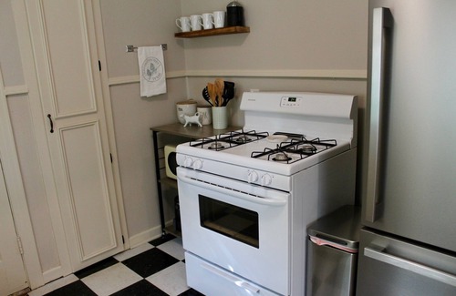 Nacogdoches House | Charming Cottage near SFA, azalea gardens, & walking trails.