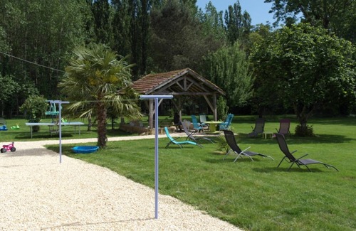 Limeuil Cottage | Charming Cottage Near Dordogne River, Ideal for Families, with Garden & BBQ