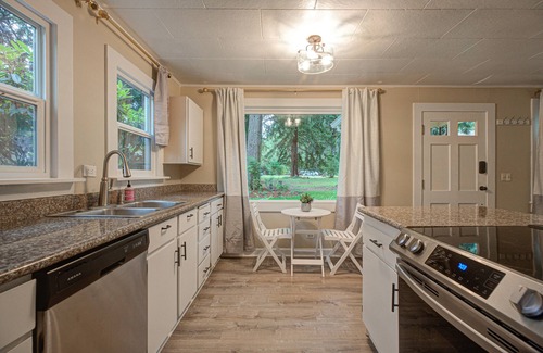 Pleasant Valley House | Charming Cottage - park like setting