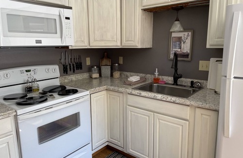 Central Point Cottage | 🌻 Charming Cottage On Peaceful 5 Acres in the Mountains
