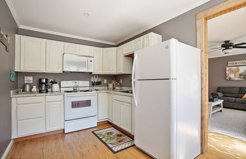 Central Point Cottage | 🌻 Charming Cottage On Peaceful 5 Acres in the Mountains