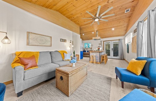 Bayview Cottage | Charming cottage with fenced backyard 2 blocks from the beach