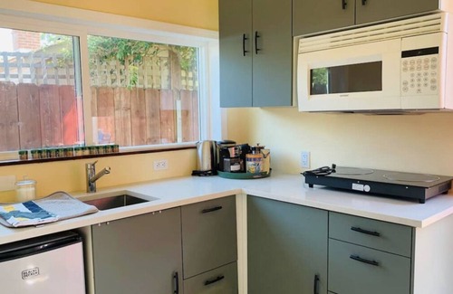 East Richmond Cottage | Charming Cottage with Hot Tub and Yard