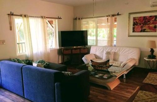 Makaha House | Charming Country Cottage just a few steps from the beach!