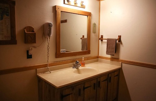 Derby Cabin | Charming, country escape cabin: Pioneer Cabin