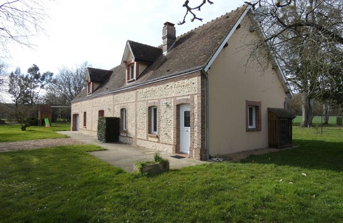 Happonvilliers Cottage | Charming Countryside Retreat: Spacious 2-Bed Gîte with Games, Bikes, and Outdoor Fun