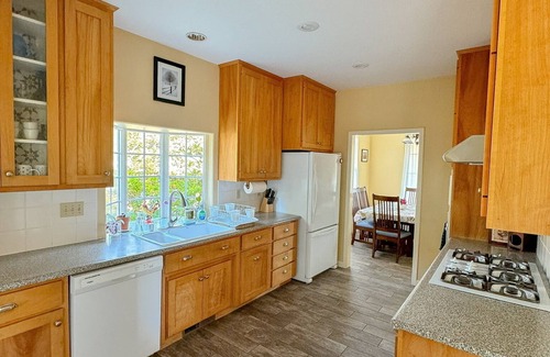 Fort Bragg House | Charming craftsman home on 1.1 acres close to town and beautiful beaches