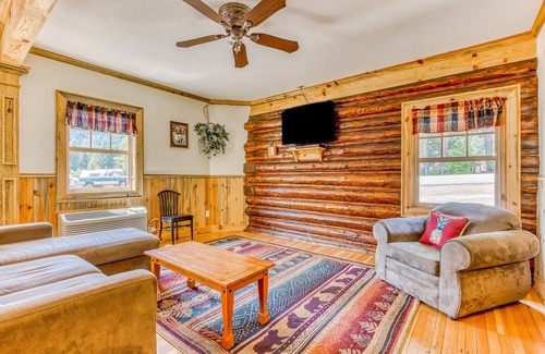 White Salmon Cabin | Charming dog-friendly cabin with kitchenette, patio, & close to attractions