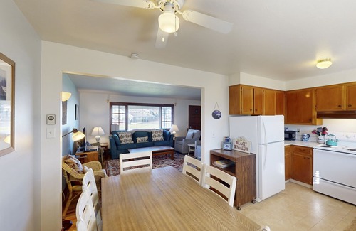 Newport Condo | Charming Dog-Friendly Condo with Ocean View - Close to Beach & Nye Shops