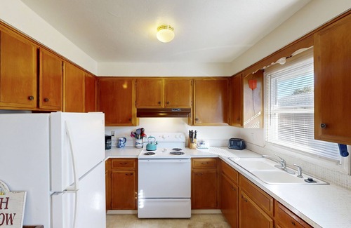 Newport Condo | Charming Dog-Friendly Condo with Ocean View - Close to Beach & Nye Shops