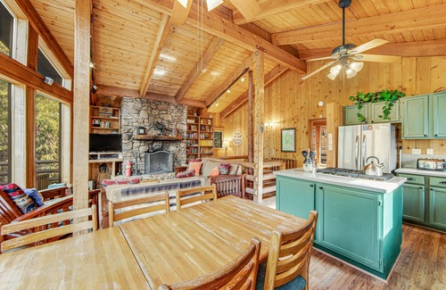Fern Valley Cabin | Charming, Dog-Friendly Two-Story Cabin Lodge with Deck - Great for Families