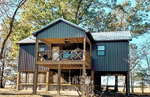 Gregory Cabin | Charming double suite cabin on the Red River near Searcy, AR