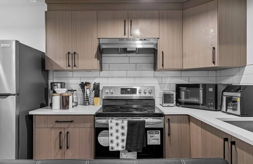 West Edmonton House | Charming Edgemont Staycation Suite near ravine with free parking, mins from WEM!