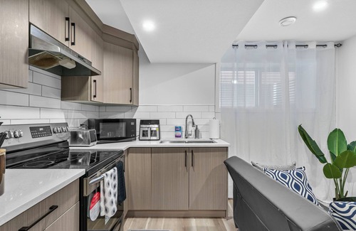 West Edmonton House | Charming Edgemont Staycation Suite near ravine with free parking, mins from WEM!