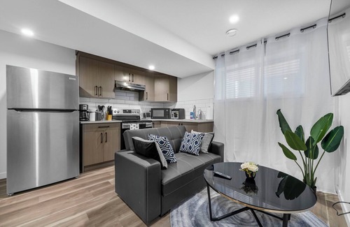 West Edmonton House | Charming Edgemont Staycation Suite near ravine with free parking, mins from WEM!