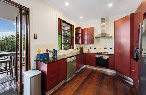 Toowong House | Charming family & pet friendly 3-bedroom house in upmarket Taringa