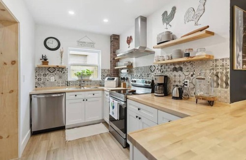 South Middle River House | Charming Farmhouse style w/cowboy pool in Fort Lauderdale