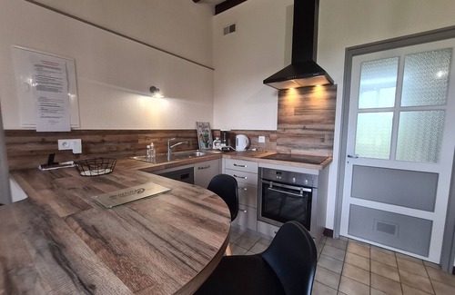Cluis Cottage | Charming Farmhouse Retreat with Enclosed Garden, A/C, and Farm Tours in Berry