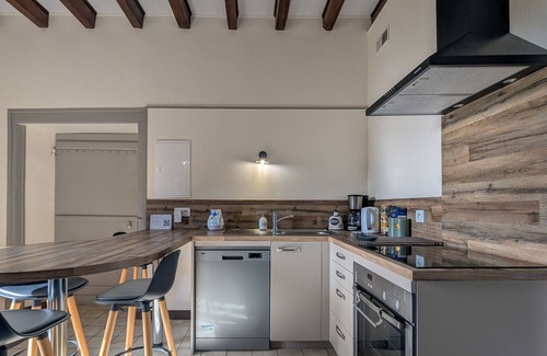 Cluis Cottage | Charming Farmhouse Retreat with Enclosed Garden, A/C, and Farm Tours in Berry
