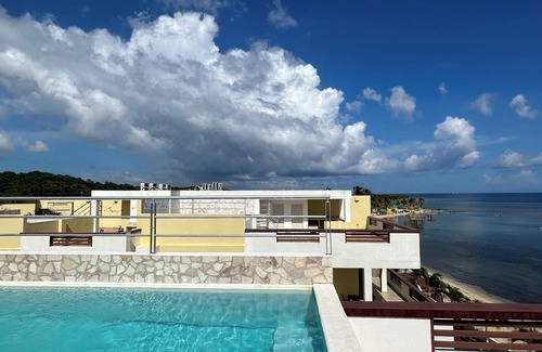 Dixon Cove Villa | Charming Front Beach 3-Bedroom Villa in Roatan