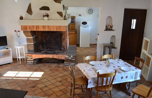 Esse Cottage | Charming Gîte: Enchanting Renovated Loft, Baby-Friendly, Private Garden W/Close Attractions