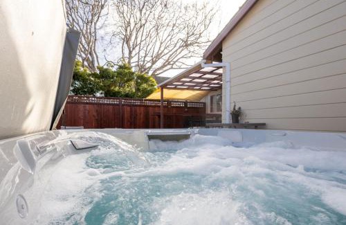 Half Moon Bay House | Charming Garden Cottage- steps to historic Old Town Half Moon Bay