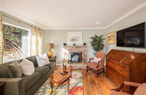 Half Moon Bay House | Charming Garden Cottage- steps to historic Old Town Half Moon Bay