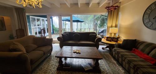 Hollyburn Villa | Charming Garden House