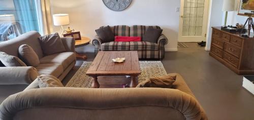 Hollyburn Villa | Charming Garden House